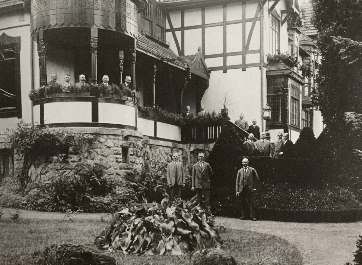 1929, Einzug der Stadtverordneten und des Magistrates ins neue Rathaus, KÖNIG vom Bauernstädtchen zum Kurort 1988, Thomas Wegener fa 27.11.2022