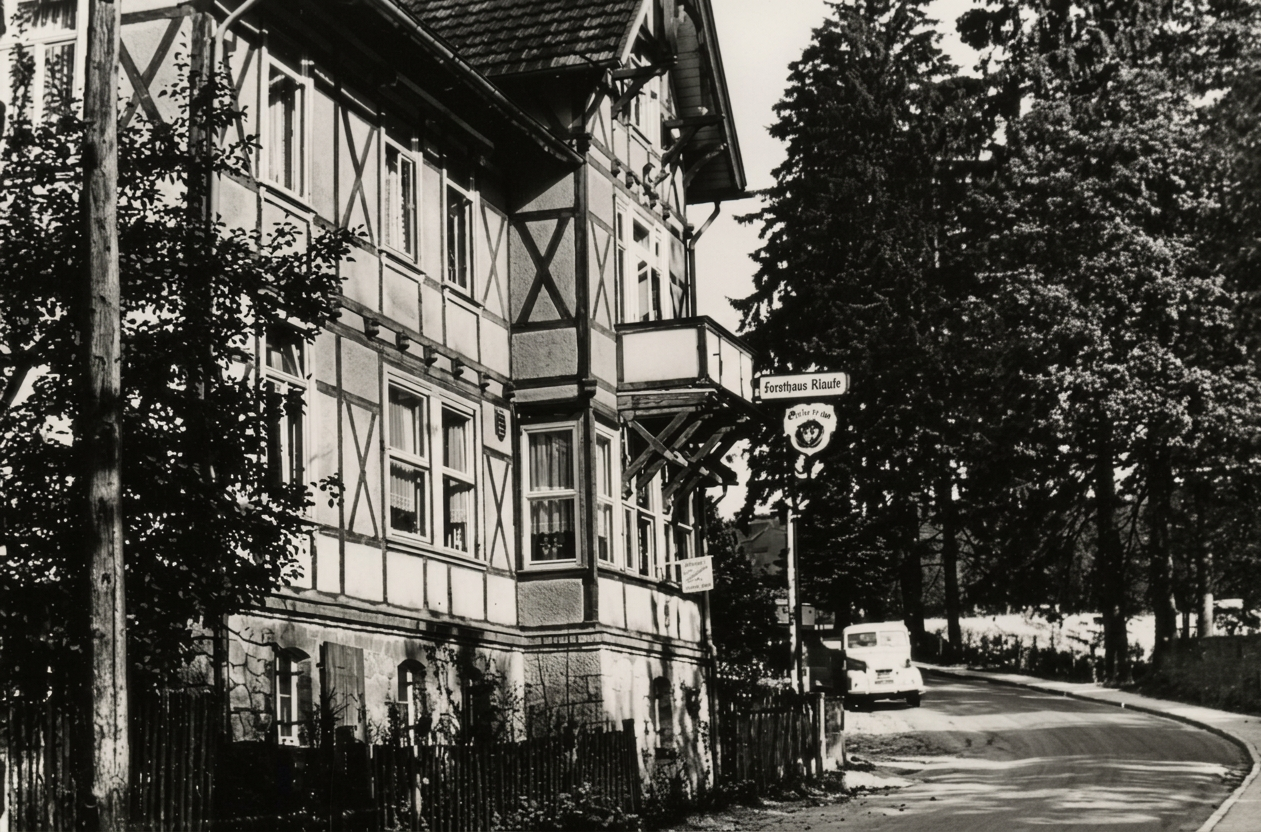 1960 ca. Hubertus-Klause, Strasse noch gepflastert