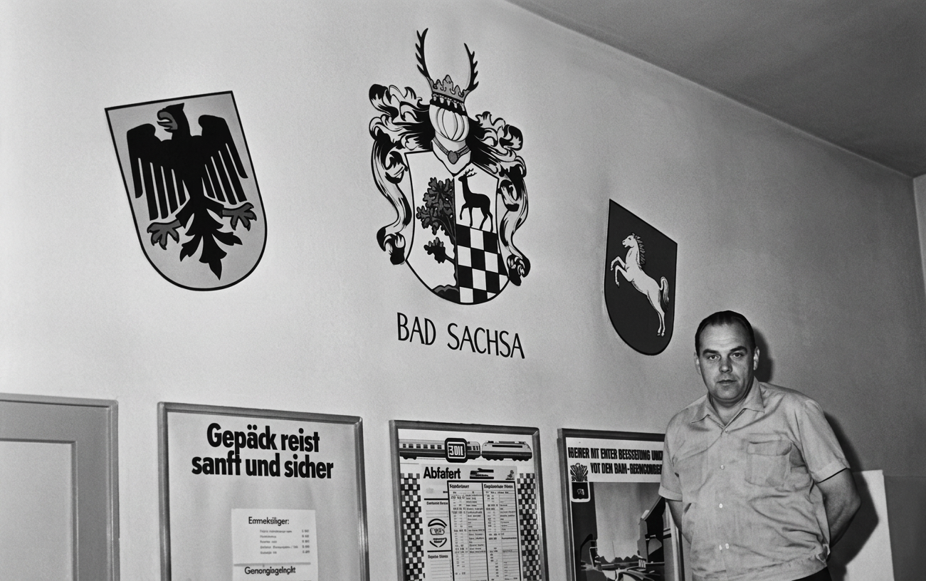 OPTIMIERT_1984-Günther Breme (Eisenbahner) bemalte die Bahnhofshalle mit dem Wappen der Stadt Bad Sachsa und dem Wappen vom Ortsteil Neuhof, mg fa28.12.2023, a