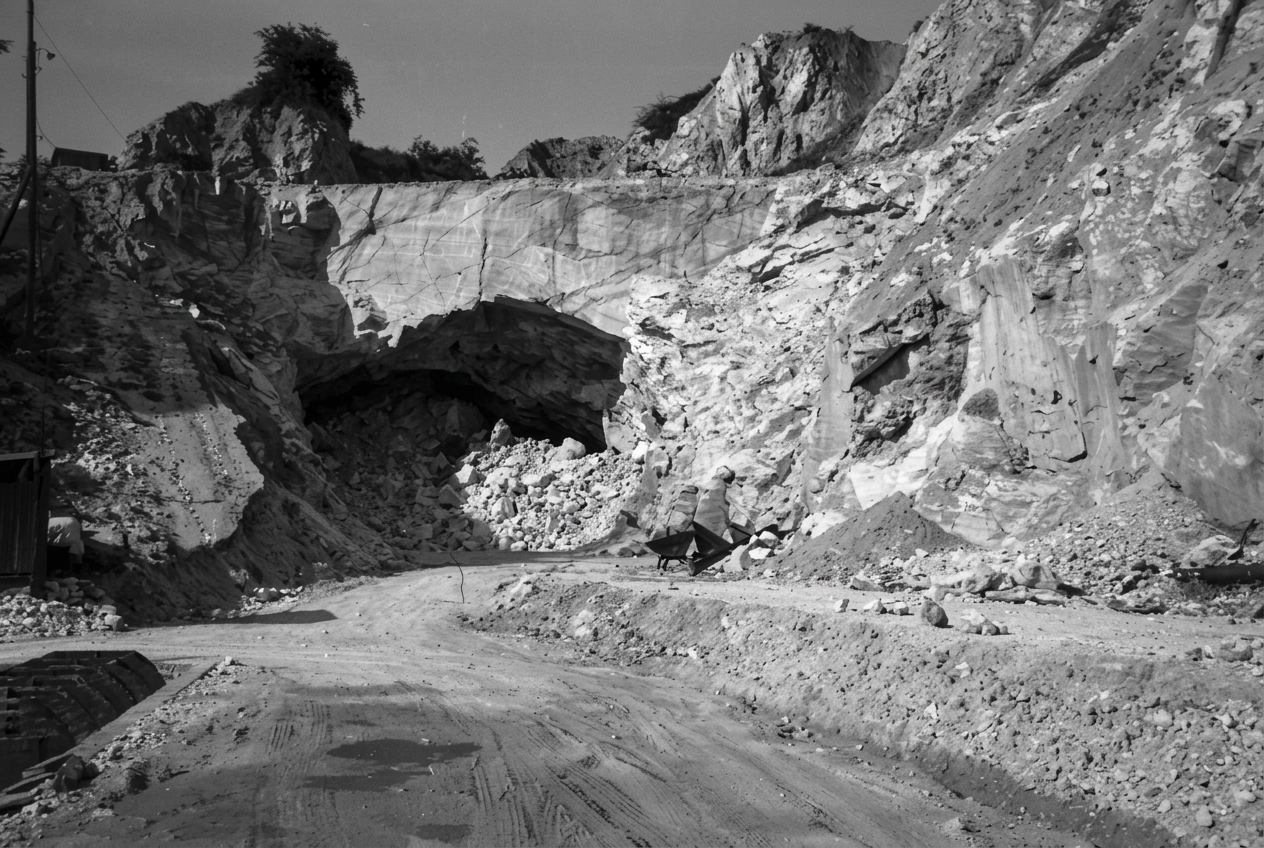 OPTIMIERT_o.J., Lost Caves im Südharz - hier die von der Gipsindustrie zerstörte Sachsensteinhöhle, www.researchgate.net. Friedhart Knolle fa 7.9.2025