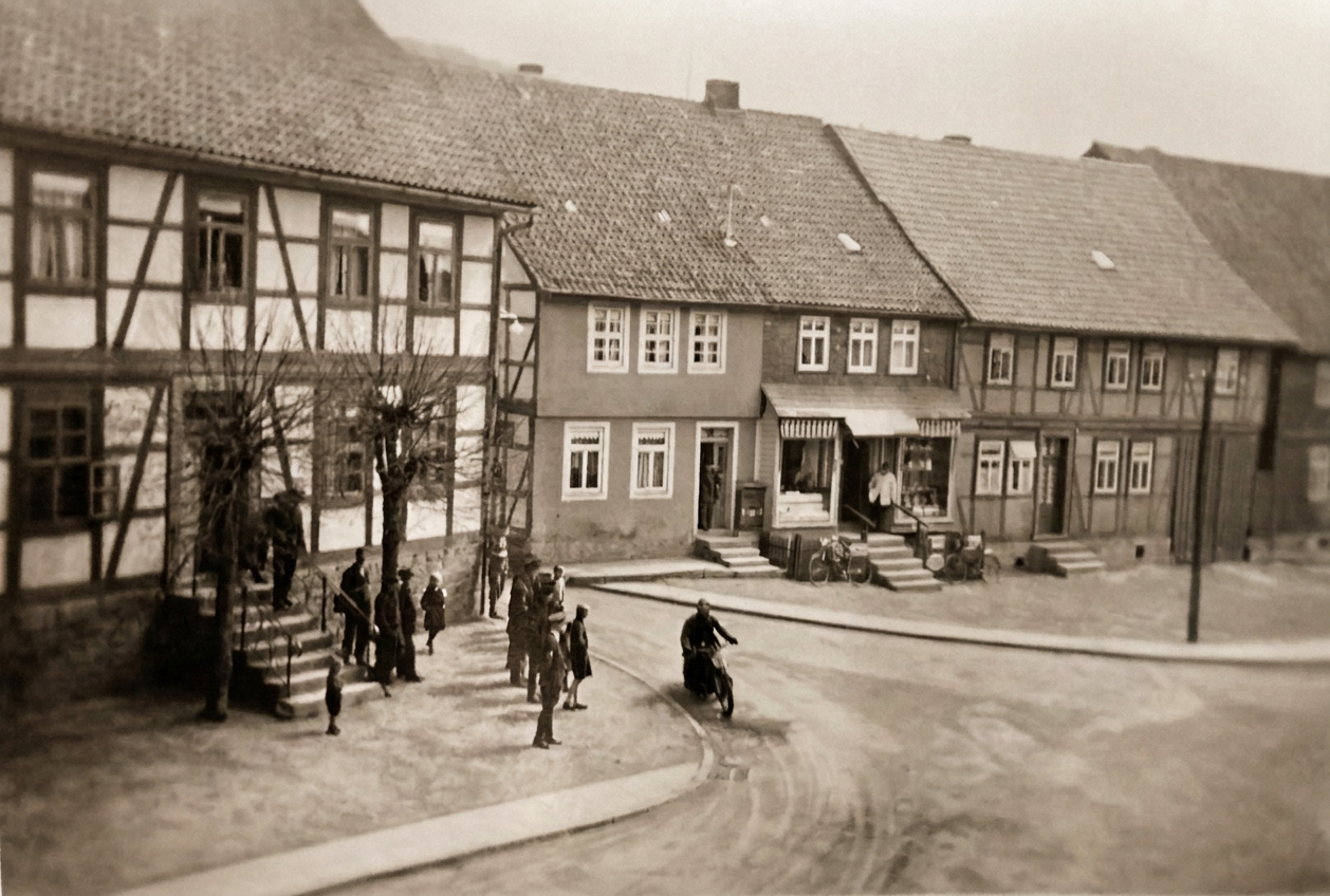 OPTIMIERT_1941 ca., v.l. Schule (dahinter die Kirche), Brandruine (Eckhaus), Mitteldorf 17 (Laden), Mitteldorf 15 (Resthof), Dieter Lauenstein fa 26.01.2025-2