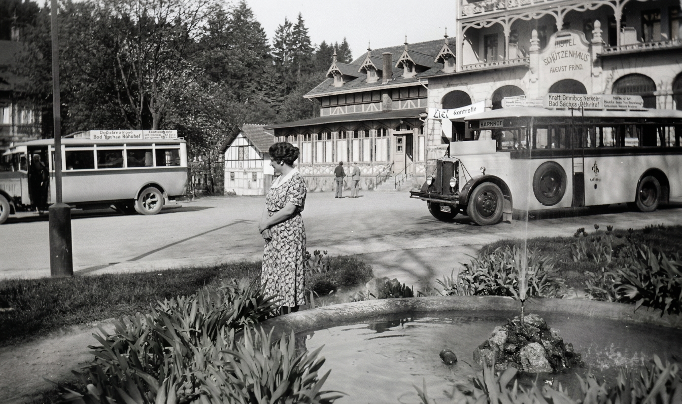 OPTIMIERT_1935 ca., Dora Borchers steht vor ihrem Geschäft in den Kolonnaden, Hotel Schützenhaus, Busse