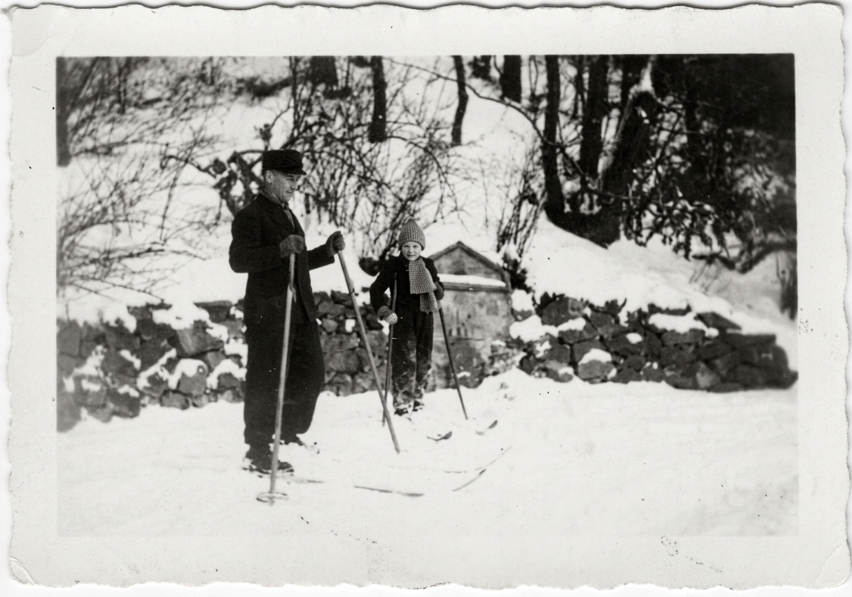 OPTIMIERT_1930er, Herbert Lemmer und sein Vater vor der Hermannsquelle, fa 3.12.2021