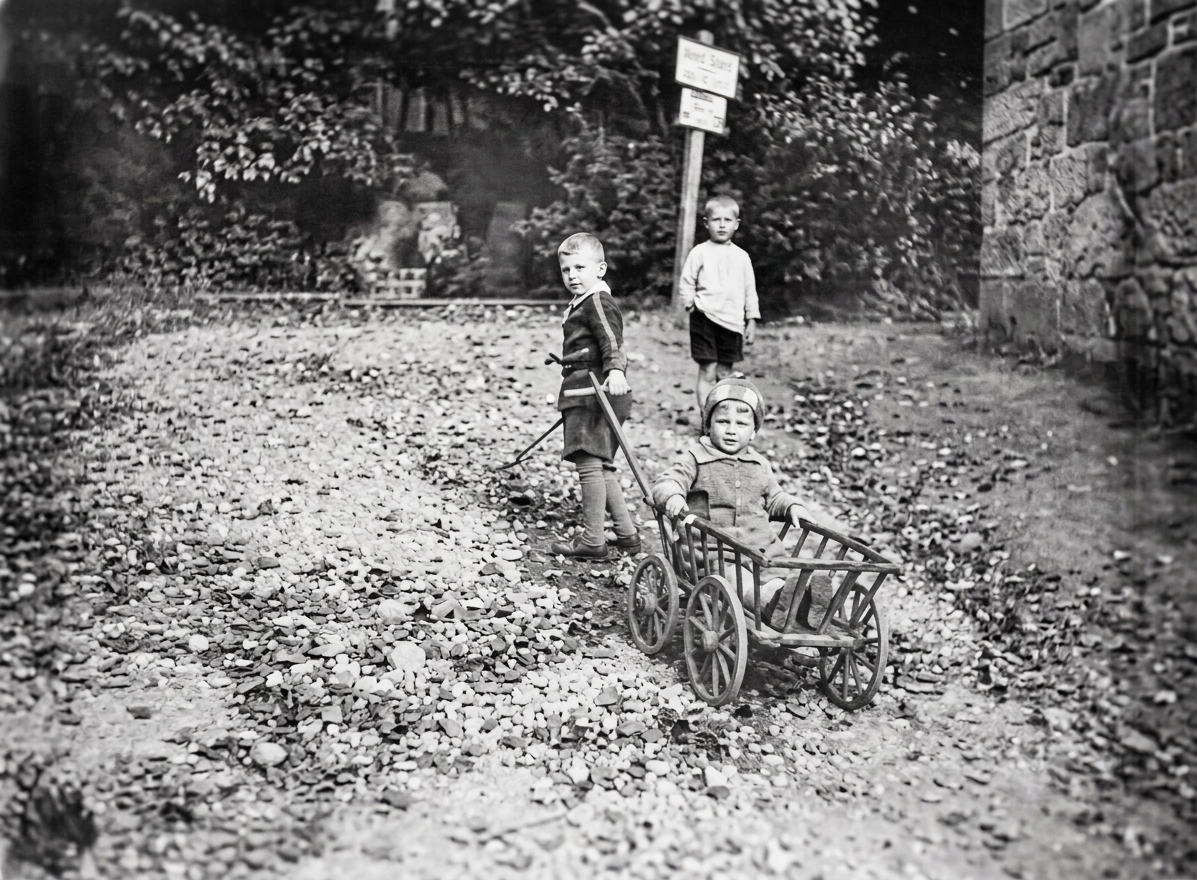 OPTIMIERT_1930er, mit Zapfhahn, (Zysterne dahinter wenig Zulauf), Ende der 30er dann Leitung verlegt zum heutigen Platz, wohl damit der germanische Hermann richtig zur Geltung kommt, H.Lemmer fa 30.6.2019-3