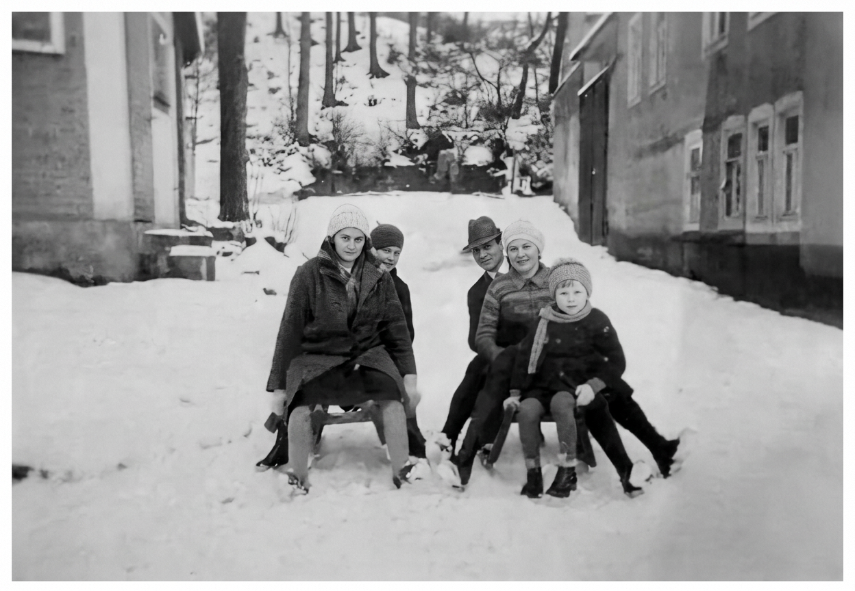 OPTIMIERT_1950ca, Gasse hinter den Kolonaden war unser Spielplatz mit Ersatzrodelbahn, hinten die Hermannsquelle. Herbert Lemmer fa 22.02.21. Ausschnitt